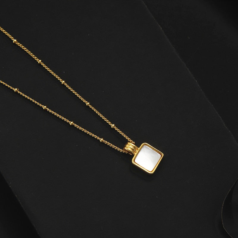 Savi's vintage style distressed brass gold-plated malachite mother of pearl pearl necklace is popular on the internet