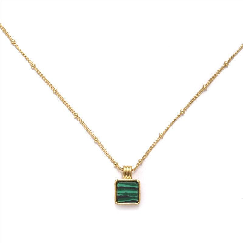 Savi's vintage style distressed brass gold-plated malachite mother of pearl pearl necklace is popular on the internet