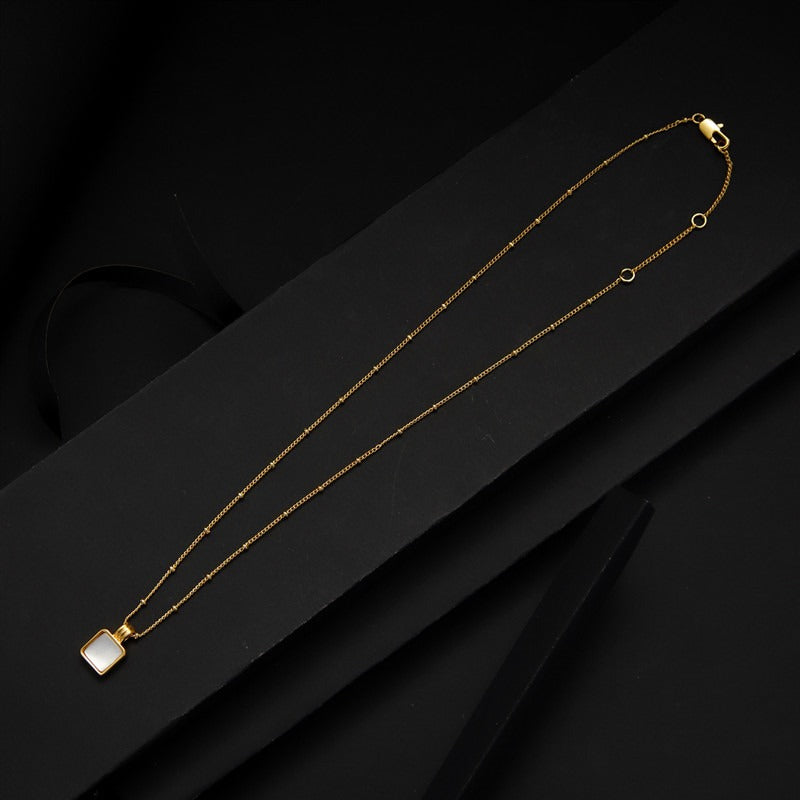 Savi's vintage style distressed brass gold-plated malachite mother of pearl pearl necklace is popular on the internet