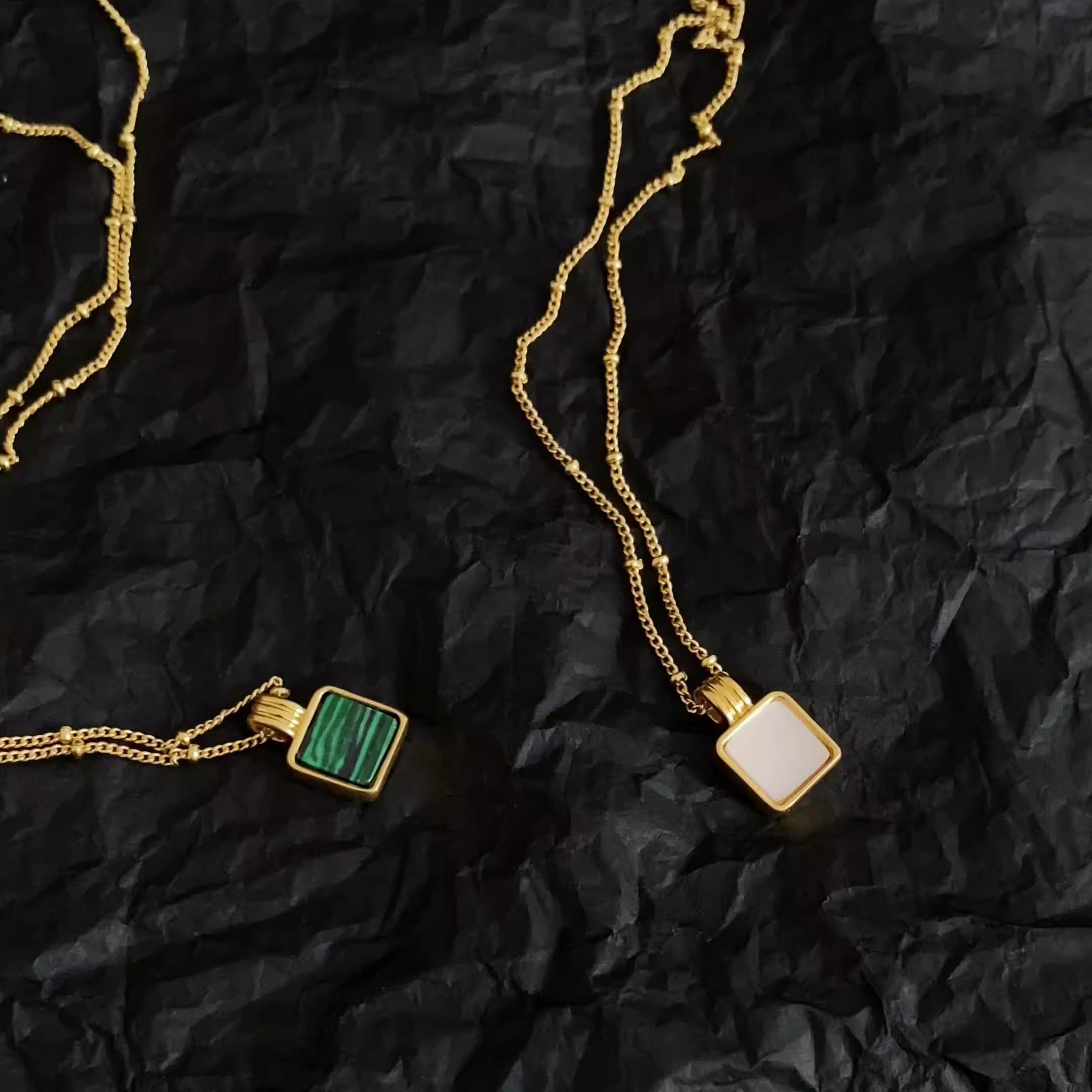 Savi's vintage style distressed brass gold-plated malachite mother of pearl pearl necklace is popular on the internet