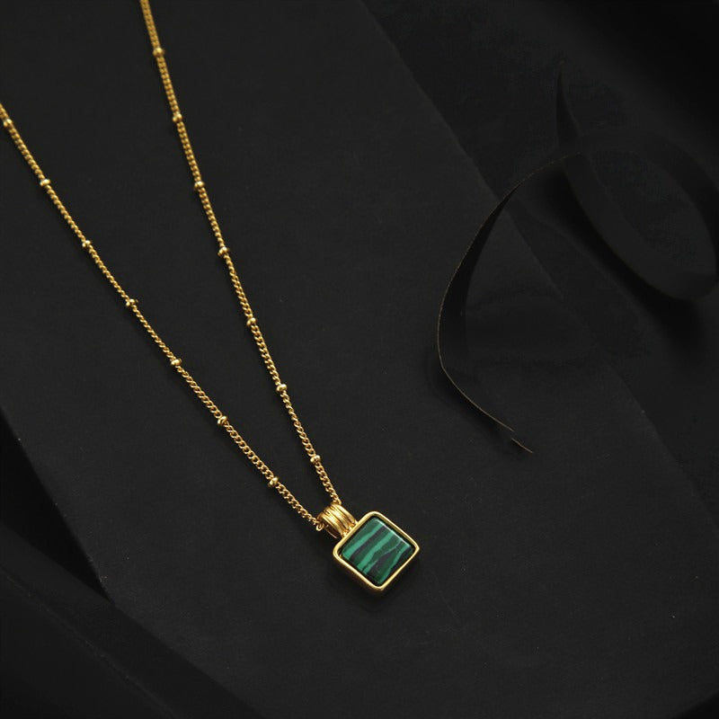 Savi's vintage style distressed brass gold-plated malachite mother of pearl pearl necklace is popular on the internet